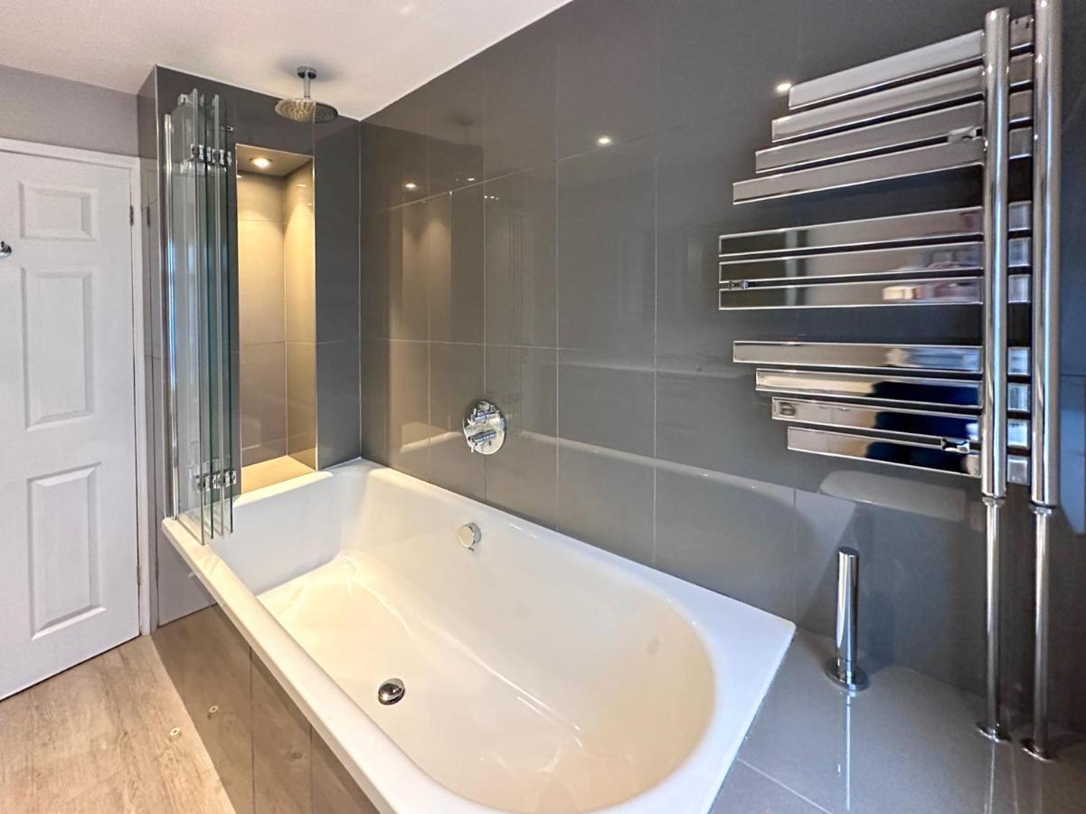 Blunsdon Lodge - Spacious Bungalow, High Speed Wi-Fi, Free Private Parking, Garden 史云顿 外观 照片