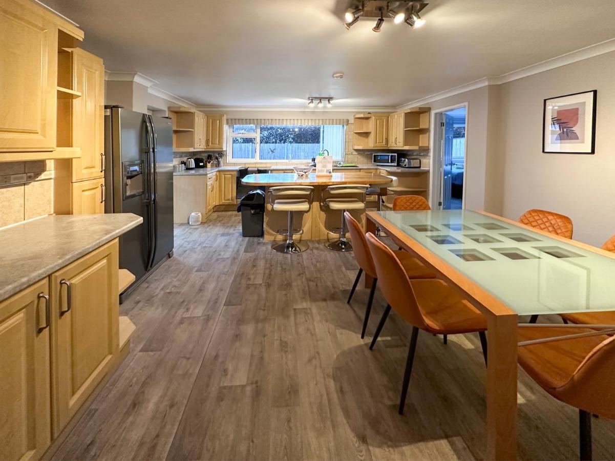 Blunsdon Lodge - Spacious Bungalow, High Speed Wi-Fi, Free Private Parking, Garden 史云顿 外观 照片